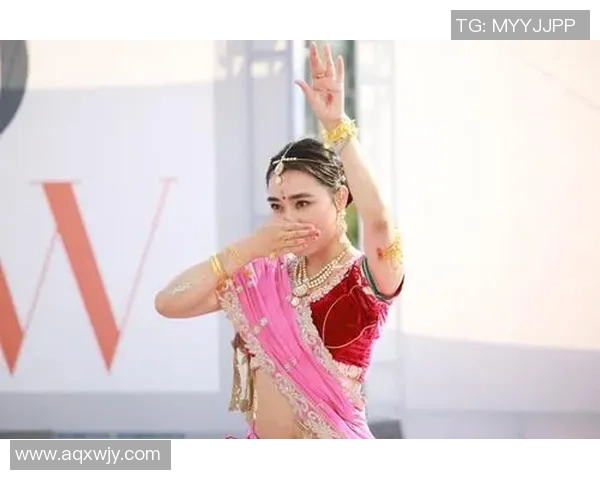 足球明星妻子华丽走红毯瞬间尽显风采与魅力的精彩瞬间分享